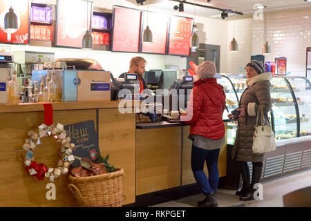SAINT PETERSBURG, RUSSIE - 10 NOVEMBRE 2016 : l'intérieur du Starbucks à l'aéroport de Pulkovo. Starbucks Corporation est une compagnie de café américain et coffeeho Banque D'Images