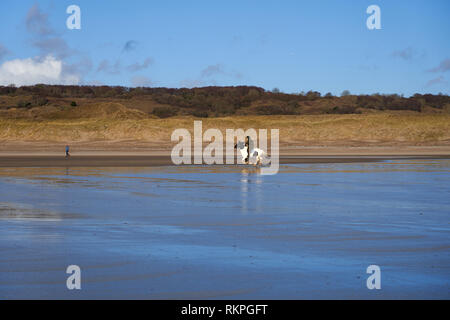 L'équitation sur la plage de Newton, près de Porthcawl, Nouvelle-Galles du Sud Banque D'Images