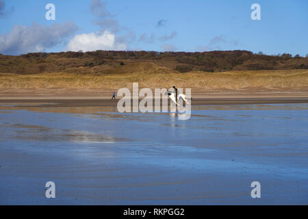 L'équitation sur la plage de Newton, près de Porthcawl, Nouvelle-Galles du Sud Banque D'Images