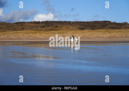 L'équitation sur la plage de Newton, près de Porthcawl, Nouvelle-Galles du Sud Banque D'Images