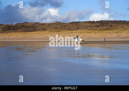 L'équitation sur la plage de Newton, près de Porthcawl, Nouvelle-Galles du Sud Banque D'Images