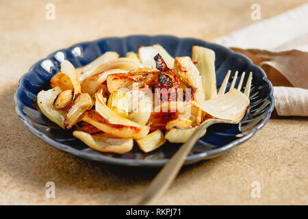 Fenouil grillé sur une plaque en céramique avec de l'huile d'olive. Recette végétarienne savoureuse. Banque D'Images