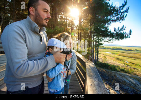 Baie de Somme (nord de la France) : l'observation des oiseaux sortie dans le sanctuaire d'oiseaux 'Parc du Marquenterre', à Saint-Quentin-en-Tourmont. Sur une observation de la famille Banque D'Images