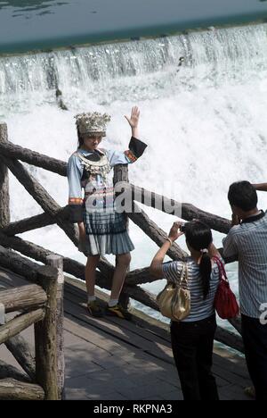 Un touriste habillés en vêtements miao d'avoir sa photo prise à Fenghuang. Signifiant "Phoenix" en chinois, a été nommé d'après le Fenghuang oiseau mythique Banque D'Images