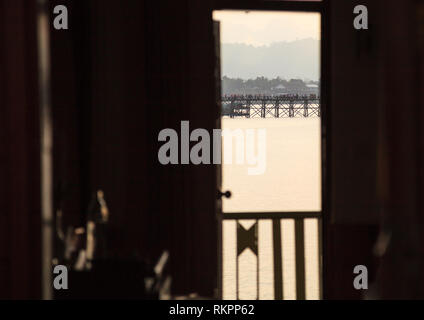 Paysage naturel matin lever du soleil vu de la fenêtre de mon Bridge (pont en bois le plus long thaï) Songkalia au fond de la rivière à Sangkhlaburi, Kanchanaburi Banque D'Images