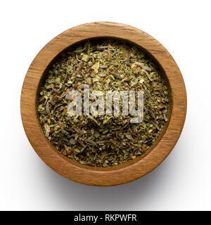 Haché séché les herbes de Provence dans un bol en bois isolé sur blanc de ci-dessus. Banque D'Images