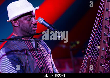 Seckou Keita joue de la kora live at Beltane Fire Festival, East Sussex, UK Banque D'Images