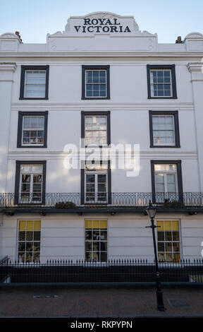 Dans le bâtiment Royal Victoria Pantiles, zone commerçante de géorgien historique Tunbrdige Royal Wells, avec bâtiments peints en blanc au centre de la ville. Banque D'Images