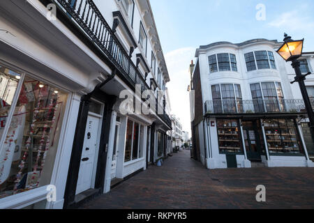 Les Pantiles, zone commerçante de géorgien historique Tunbrdige Royal Wells, avec bâtiments peints en blanc au centre de la ville. Banque D'Images