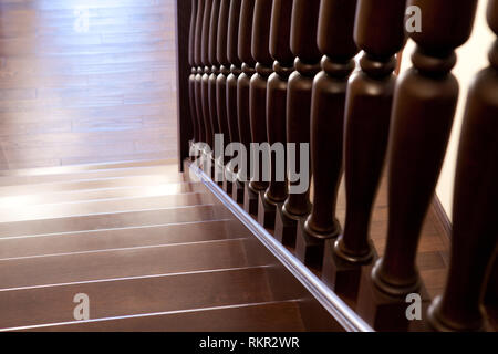 Un escalier en bois de chêne brun moderne, vue du haut, la beauté classique de style d'accueil Banque D'Images