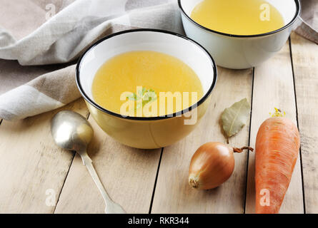 Avec des ingrédients du bouillon.bouillon clair est fait par immersion ou d'os de viande et de légumes. Préparé avec carotte, oignon, persil, céleri, racine Banque D'Images