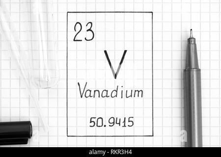 Le tableau périodique des éléments. Élément chimique vanadium V L'écriture avec un stylo noir, tube à essai et pipette. Close-up. Banque D'Images