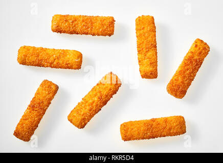 Crisp golden fried fish fingers sticks sur blanc vu du dessus dans un menu ou concept de publicité Banque D'Images