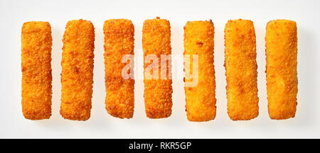 Bannière d'crumbed Panorama deep fried golden fish sticks doigt dans une rangée sur blanc vu du dessus Banque D'Images