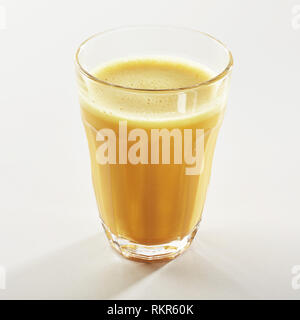 Verre de lait doré ou curcuma latte, une boisson vegan traditionnels ayurvédiques connu pour ses propriétés anti-inflammatoires Banque D'Images