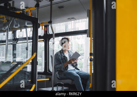 HO CHI MINH ville, VIETNAM - 22 juillet, 2017 : le transport. Les gens dans le bus. Il livre de lecture dans les transports. Banque D'Images