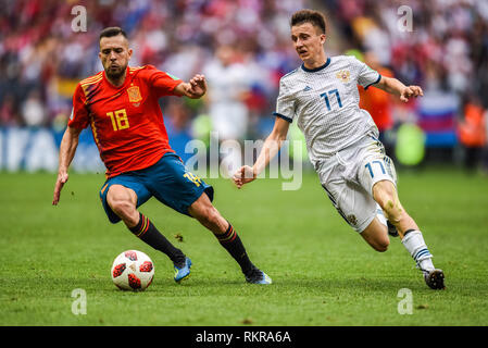 Moscou, Russie - 1 juillet 2018. Le milieu de terrain de l'équipe d'Espagne de football Jordi Alba et le milieu de terrain de l'équipe nationale de la Russie Alexandre Golovine au cours FIFA Wo Banque D'Images