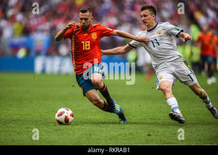 Moscou, Russie - 1 juillet 2018. Le milieu de terrain de l'équipe d'Espagne de football Jordi Alba et le milieu de terrain de l'équipe nationale de la Russie Alexandre Golovine au cours FIFA Wo Banque D'Images