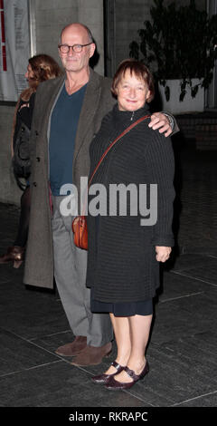 Le Théâtre National : 50 ans sur scène - La photo montre des arrivées : Janine Duvitski Banque D'Images