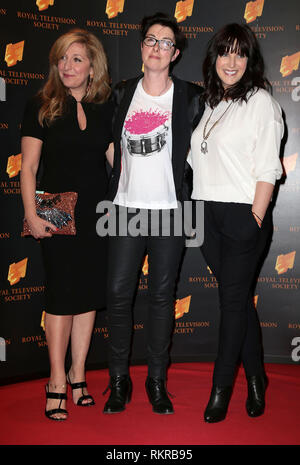 Tracey-Ann Oberman, Sue Perkins et Guest (L-R) arrive sur le programme RTS Awards au Grosvenor House de Londres Banque D'Images