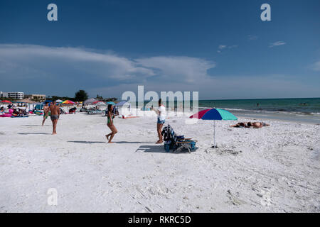 Les gens en vacances de détente sur la plage de Siesta Key de Sarasota, Floride, USA. Les touristes en vacances près de la mer. Paysage américain et recreat Banque D'Images