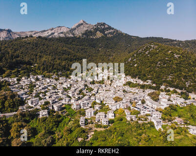 L'île de Thasos, petite ville de Panagia au milieu de l'île, avec des maisons peintes en blanc et toits en pierre, façon grecque traditionnelle Banque D'Images