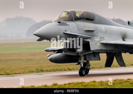 En taxying Coninsby Typhoon de la RAF sur la piste pour prendre position arrêt Banque D'Images