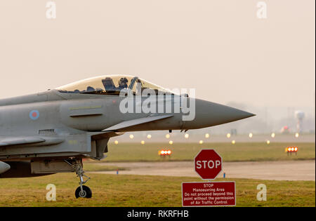 En taxying Coninsby Typhoon de la RAF sur la piste pour prendre position arrêt Banque D'Images