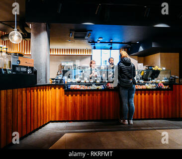 Londres, UK - Dec 10, 2019 : service à la clientèle d'un Barista Starbucks coffee house à London, UK Banque D'Images