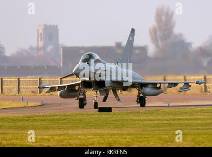 En taxying Coninsby Typhoon de la RAF sur la piste pour prendre position arrêt Banque D'Images