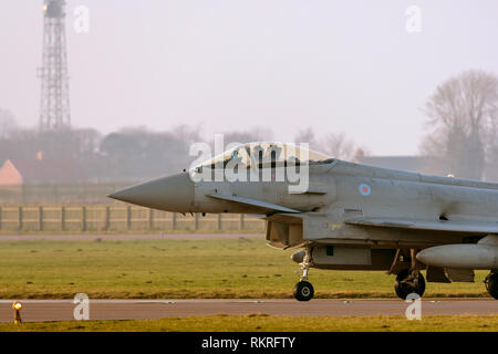 En taxying Coninsby Typhoon de la RAF sur la piste pour prendre position arrêt Banque D'Images