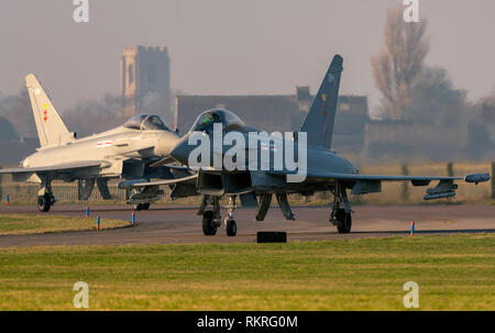 En taxying Coninsby Typhoon de la RAF sur la piste pour prendre position arrêt Banque D'Images