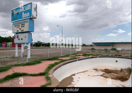 Touristiques abandonnés sur un motel US Highway à Tucumcari, New Mexico, United States of America, le long de la célèbre Route 66. Vue d'une petite ville américaine je Banque D'Images