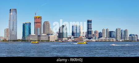 Jersey City skyline on un matin d'été ensoleillé, USA. Banque D'Images