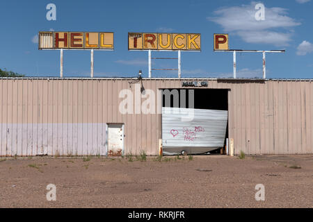 Station d'essence Shell abandonné sur une autoroute nous à Tucumcari, New Mexico, United States of America, le long de la célèbre Route 66. Vue d'une petite cuisine américaine à Banque D'Images