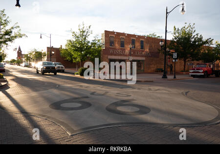 Standin' à l'angle Park à Winslow, Arizona, États-Unis d'Amérique, commémorant la chanson 'Take It Easy' par les aigles. Vue de la ville américaine Banque D'Images
