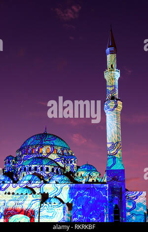 Mosquée illuminée à Sharjah, Émirats arabes unis, au cours du festival lumière Banque D'Images