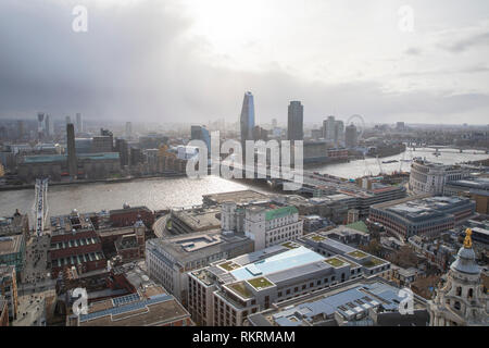 Vue depuis la Cathédrale St Paul à la recherche vers la Tamise et Tate Modern. Banque D'Images