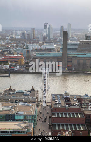 Vue depuis la Cathédrale St Paul à la recherche vers la Tamise et Tate Modern. Banque D'Images