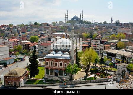 Istanbul, Turquie - 23 avril 2017. Vue d'Istanbul de Fatih, vers Sep Sefa Hatun mosque et Mosquée de Suleymaniye. Banque D'Images