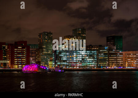 Structure flottante de pavillons à énergie solaire à Rotterdam dans la nuit en face de la ville Banque D'Images