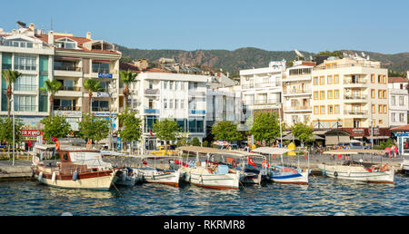 Marmaris, Turquie - le 23 juillet 2016. Waterfront à Marmaris resort town, avec des propriétés résidentielles et commerciales, des bateaux et des gens. Banque D'Images