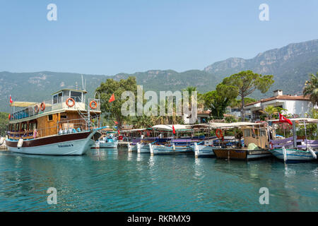 Akyaka, Mugla, Turquie - 30 juillet 2016. Bateaux sur Azmak stream dans Akyaka village de Mugla province de Turquie, avec Sakar montagnes en arrière-plan. Banque D'Images