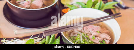 Pho Bo - soupe de nouilles de riz fraîches vietnamienne au boeuf, les herbes et le piment. Plat national du Vietnam BANNER, format long Banque D'Images