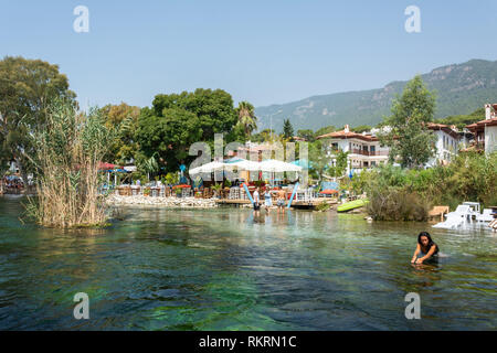 Akyaka, Mugla, Turquie - 30 juillet 2016. Flux Azmak dans Akyaka village de Mugla province de la Turquie, avec des personnes et des bâtiments. Banque D'Images