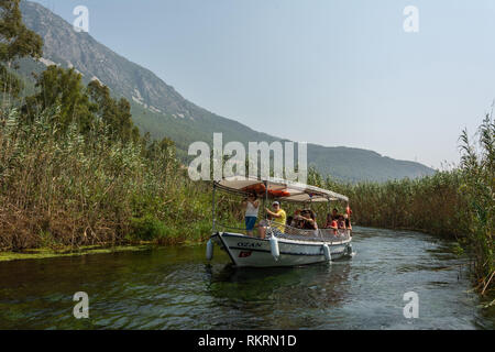 Akyaka, Mugla, Turquie - 30 juillet 2016. Excursion en bateau sur l'eau dans Akyaka village Azmak dans Mugla province de la Turquie, avec les gens. Banque D'Images