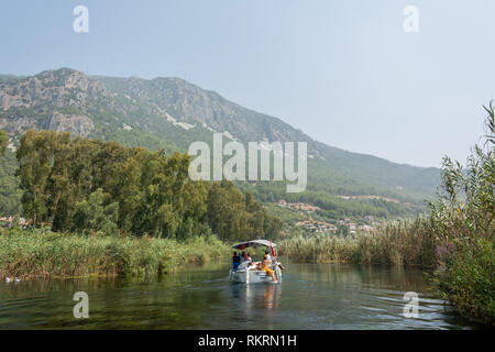 Akyaka, Mugla, Turquie - 30 juillet 2016. Excursion en bateau sur l'eau dans Akyaka village Azmak dans Mugla province de la Turquie, avec les gens. Banque D'Images