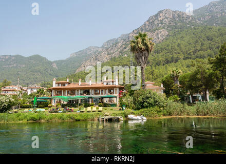 Akyaka, Mugla, Turquie - 30 juillet 2016. Flux Azmak dans Akyaka village de Mugla province de la Turquie, avec des personnes et des bâtiments. Banque D'Images