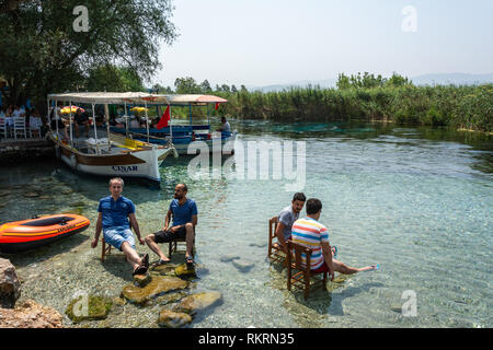 Akyaka, Mugla, Turquie - 30 juillet 2016. Flux Azmak dans Akyaka village de Mugla province de la Turquie, avec des personnes et des bateaux. Banque D'Images