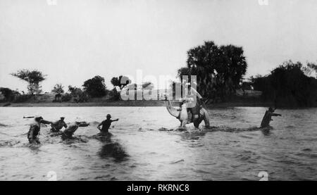 L'Afrique, l'érythrée, gasc traversant la rivière en crue, 1920-30 Banque D'Images